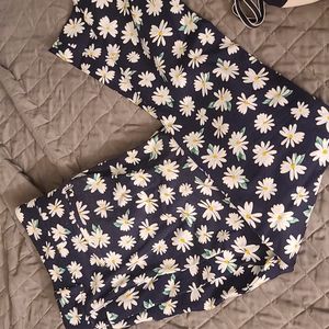 ☕️Old Navy Daisy Pixie Pant